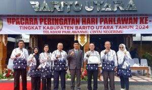 Pj Bupati Barito Utara Serahkan Piagam Penghargaan Perusda Batara Membangun