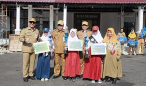Pj. Bupati Batola Serahkan Penghargaan Lomba Festival Tunas Bangsa Ibu Bahasa Banjar 2024