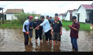 Bupati Terpilih Pantau Perumahan Batola Residence Yang Terendam Banjir
