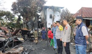 Kapolres Bartim Bersama Jajaran Kunjungi Korban Kebakaran, Salurkan Bansos