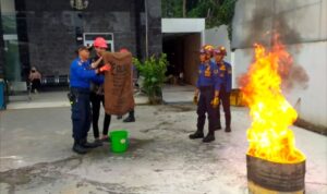 Disdamkarmat Gelar Pelatihan Penanggulangan Bahaya Kebakaran dan Teknik Evakuasi di Klinik Madonna