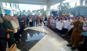 Forum Komunikasi Honorer R2 dan R3 Barut Gelar Aksi Damai  Didepan Gedung DPRD