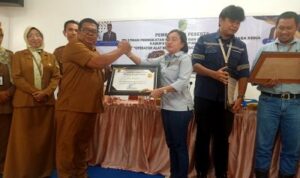PT Trust Terima Penghargaan dari Disnakertranskop UKM Barito Utara atas Dukungan bagi UMKM
