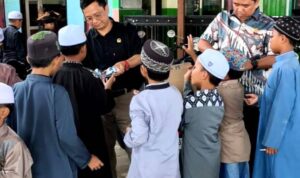 Peduli Gizi Anak, Ketua Fraksi PDIP DPRD Barito Utara Bagikan Susu Gratis di Desa Kandui