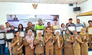 Pemkab Barut Berikan Piagam Penghargaan kepada Perusahaan yang Mendukung Program Disnakertranskop UKM