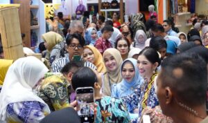 DIKUNJUNGI ISTRI WAPRES Ny. SELVI GIBRAN RAKABUMING, Hj. FATHUL JANNAH PROMOSIKAN KERAJINAN UMKM BANUA DI INACRAFT 2025