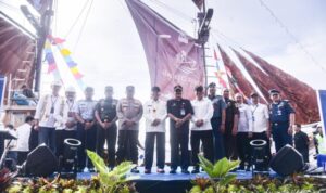GUBERNUR H. MUHIDIN LAUNCHING KAPAL PINISI DI SUNGAI BARITO BANJARMASIN