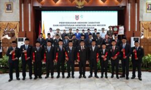 Gubernur H. Muhidin Pimpin Penyerahan Keputusan Pengangkatan Bupati/Walikota se-Kalsel, Pesan Khusus Dapat Melayani Masyarakat dan Jangan Mempersulit