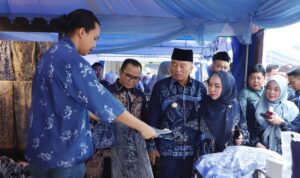 Gubernur dan Wagub Berbaur Bersama Masyarakat, Tinjau Pasar Wadai dan Warung Murah Memastikan Harga Terjangkau