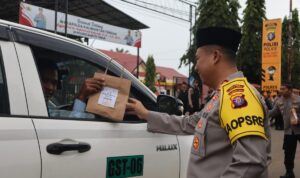 Kapolres Bartim Bagikan Takjil Gratis Kepada Pengguna Jalan