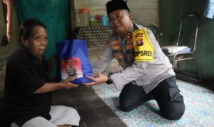 Kapolres Bartim Salurkan Sembako di Dua Desa Kecamatan Dustim