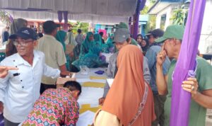 Warga Serbu Pasar Murah di Balai Desa Sungai Lumbah