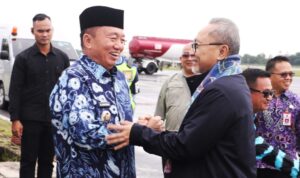 KUNKER DI BANUA, GUBERNUR H. MUHIDIN SAMBUT KEDATANGAN MENKO PANGAN RI ZULKIFLI HASAN DI VIP ROOM BANDARA SYAMSUDDIN NOOR BANJARBARU