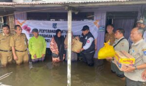 Pemprov Kalsel Serahkan Bantuan Warga Terdampak Banjir di Kalumpang