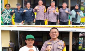 Kapolres Murung Raya Bagikan Parcel Lebaran Untuk Rekan Pers
