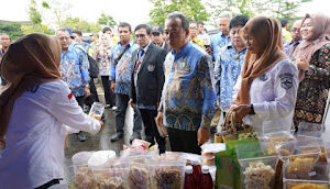 Plh. Sekdaprov Kalsel Tinjau Stand UMKM Banua Meriahkan Hari Pers Nasional 2025