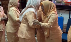 Serah Terima Ketua DWP Provinsi Kalsel, Dari Ny. Aminatus Alifah kepada Ny. Masrupah Syarifuddin