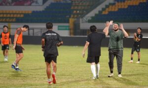 Silaturahmi Pemprov- Pemkab Banjar, Wagub Hasnuryadi  Main Bola Melawan Tim Bupati Banjar Saidi Mansyur