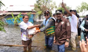 Telusuri Kawasan Banjir, Plh. Sekdaprov Langsung Bagikan Bantuan Pemprov Kalsel