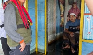 Tinjau Langsung Rumah Warga Korban Banjir, Gubernur Kalsel Doakan Cepat Surut