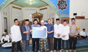 Bupati Batola Serahkan Bantuan Rp 45 Juta dan Ajak Masyarakat Kelola Sampah