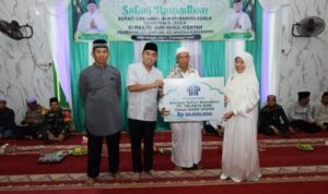 Wabup Barito Kuala Serahkan Bantuan Rp 45 Juta dalam Safari Ramadhan
