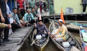 Dorong Ekonomi Nelayan, Pemkab Batola Hibahkan Mesin Kelotok untuk Kelompok Perikanan