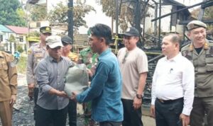 Ketua DPRD Murung Raya Turut Meninjau Rumah Warga Yang Terjadi Kebakaran di Desa Muara Untu, Sekaligus Menyerahkan Bantuan