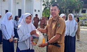 SMPN 1 Mtw Salurkan Bantuan untuk 56 Siswa Kurang Mampu di Puncak Kegiatan Jumat Berkah