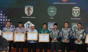 Bupati Batola Raih Dua Penghargaan di Rakor Pelayanan Publik se-Kalsel