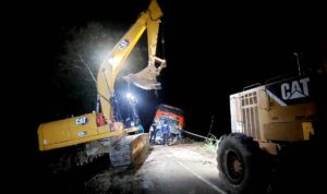 Dinas PUPR Barut Tambah Alat Berat untuk Evakuasi dan Perbaikan Jembatan yang Ambruk di Desa Sei Rahayu II