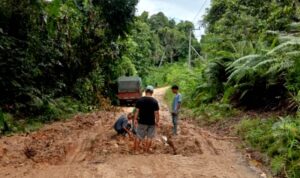 Empat Titik Jalan Rusak di KM 30 Arah Desa Mampuak, Warga Minta Jalan Dilakukan Perbaikan