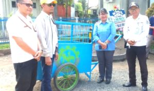 Kelurahan Pelambuan Terima Bantuan Gerobak Sampah Dari PT. Nogopatmolo