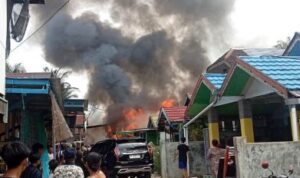 Kebakaran Hebat Landa RT 2 Desa Lemo II, Enam Rumah Warga Ludes Terbakar