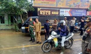 Pj Bupati Tinjau Lokasi Banjir di Kelurahan Jambu, Serahkan Bantuan untuk Warga Terdampak