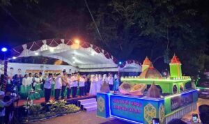 Ratusan Mobil Hias Meriahkan Pawai Gema Takbir di Kapuas