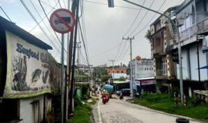 Truk Bermuatan Rusak di Jalan Pertiwi Muara Teweh, Warga Minta Supir Patuh pada Rambu Larangan