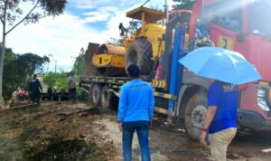 Unit Alat Berat Dinas PUPR Barito Utara Berhasil Dievakuasi dari Jembatan yang Amblas