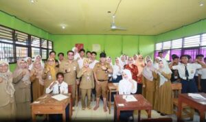Wabup Batola Tinjau Sekolah Terdampak Banjir, Beri Motivasi Peserta ASAJ