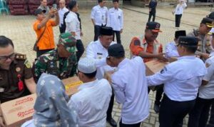 Tanggap Bencana, Bupati Bahrul Ilmi Serahkan Bantuan ke Korban Banjir