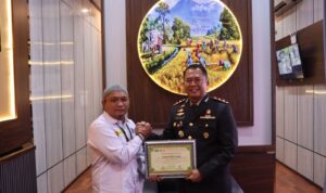 Polres Barito Timur Sabet Penghargaan Secara Simbolis Oleh Serikat Buruh