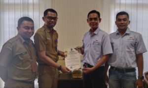 DPKP Kalsel Serahkan Izin Pendaftaran Rumah Kemas Kepada PT Cakra Anugerah Konjac