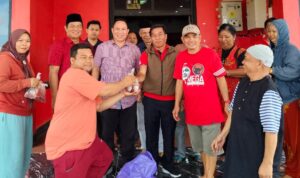 Fraksi PDI Perjuangan Murung Raya Bersama Jajaran Pengurus DPC Melaksanakan Pemotongan Hewan Qurban di Bagikan ke Warga