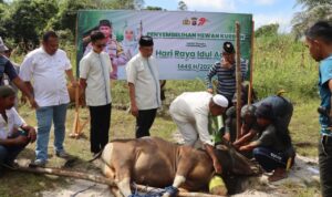 Polres Bartim Bagikan Daging Korban Kepada Masyarakat Yang Berhak Menerima