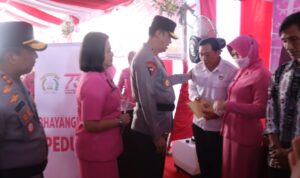 Polda Kalteng Dampingi Ketua Bhayangkari Kalteng Salurkan Bantuan Sosial