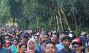 Ratusan Warga Membludak Ikuti Jalan Sehat Sambut Hari Bhayangkara ke-79