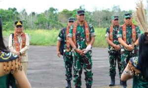 Bupati Murung Raya Sambut Kunker Wakasad TNI Dengan Tradisi Adat Dayak