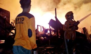 Kebakaran Hebat di Permukiman Padat Cempaka Putih, 6 Rumah dan 3 Kendaraan Hangus Terbakar
