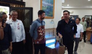 Kepala Dinas Koperasi dan UKM Kalsel Dampingi Menteri UMKM Beri Pembelaan kepada Pelaku UMKM Kalsel