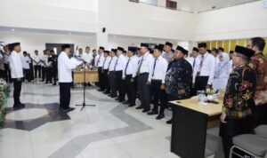Lantik PPIH Kalsel, Gubernur Kalsel Muhidin Minta Petugas Haji Layani Jamaah Sepenuh Hati